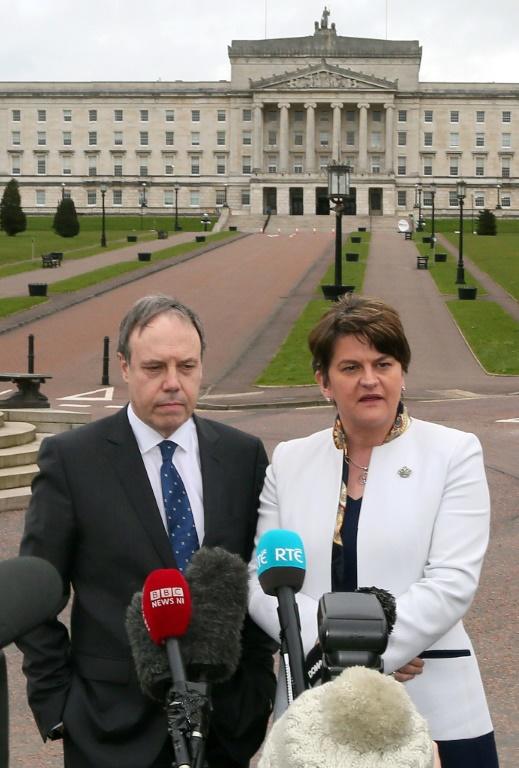La leader du parti unioniste nord-irlandais DUP Arlene Foster et son numéro deux Nigel Dodds, devant le palais de Stormont à Belfast en mars 2017 [Paul FAITH / AFP/Archives]