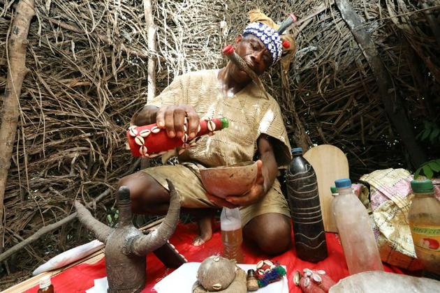 Préparation d'une potion d'herbes rituelle dans le village de Magbumoh en Sierra Leone le 1er décembre 2018 [LYNN ROSSI / AFP]