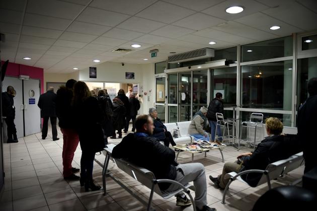 Des personnes attendent dans la salle des urgences de l'hôpital  Trousseau, le 12 janvier 2017 à Tours [GUILLAUME SOUVANT / AFP/Archives]