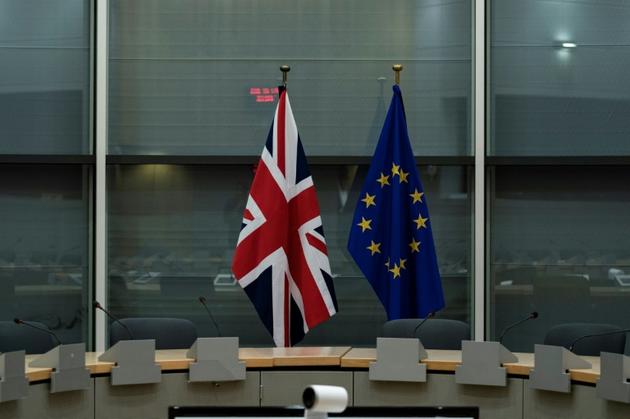Les drapeaux britannique et européen côte à côte avant une réunion des négociateurs sur le Brexit à Bruxelles, le 20 septembre 2019. [Kenzo TRIBOUILLARD / POOL/AFP]