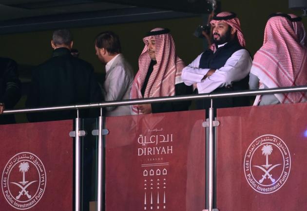Le prince héritier de l'Arabie Saoudite Mohammed ben Salmane (2d) suit le combat de boxe entre Andy Ruiz et Anthony Joshua, le 7 décembre 2019 à Diriya [Fayez Nureldine / AFP/Archives]
