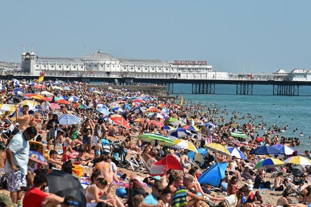 La plage de Brighton, en Angleterre, le 7 août 2020 [Glyn KIRK / AFP]