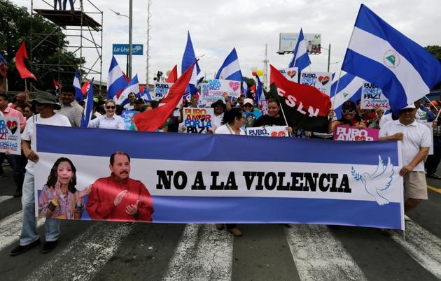 Des partisans du président Daniel Ortega manifestent contre la violence, le 7 juillet 2018 à Managua, au Nicaragua [Inti OCON / AFP]