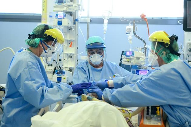 Intervention de soignants de l'hôpital Papa Giovanni XXIII auprès d'un malade atteint par le nouveau coronavirus, le 3 avril à Bergame [Piero CRUCIATTI / AFP]