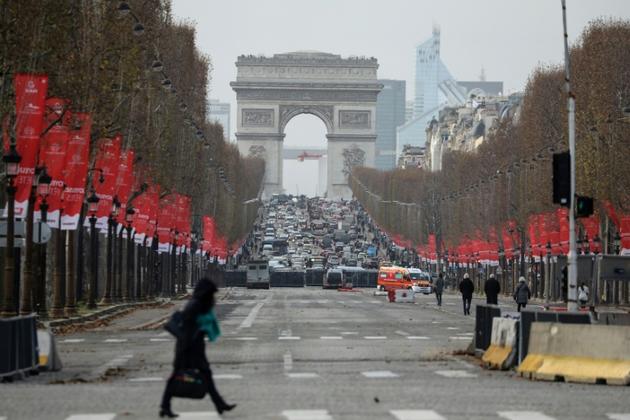 A Paris, où les transports en commun sont largement paralysés par une grève, il vaudra souvent mieux marcher pour aller réveillonner [Ludovic MARIN / AFP/Archives]