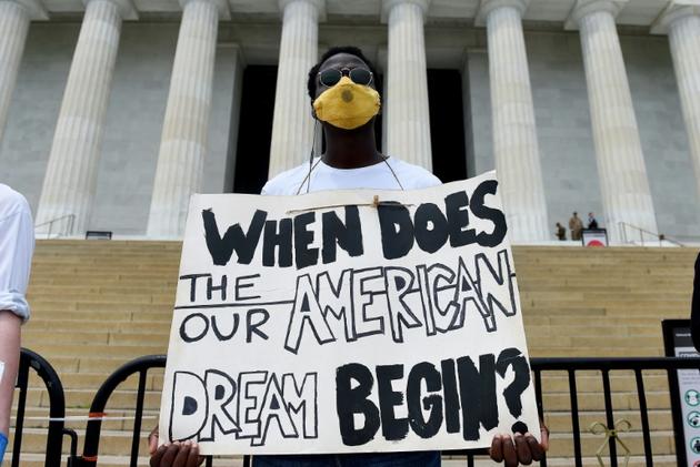 Un manifestant devant le mémorial de Lincoln, le 6 juin 2020 [Olivier DOULIERY / AFP]