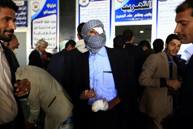 Un rebelle yéménite blessé dans l'attente de son évacuation vers Oman, le 3 décembre 2018 à l'aéroport international de Sanaa [Mohammed HUWAIS / AFP]