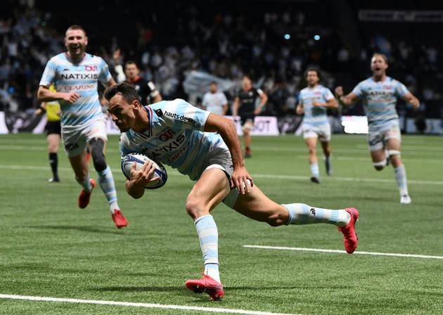 Juan Imhoff file marquer l'essai de la victoire du Racing 92 sur les Saracens en demi-finale de la Coupe d'Europe de rugby le 26 septembre 2020 à Nanterre [FRANCK FIFE / AFP]