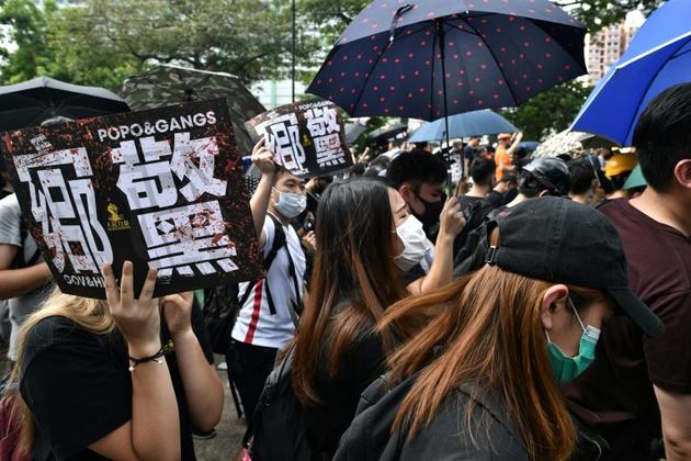 Des manifestants hong-kongais défilent dans les rues de Yuen Long, près de la frontière avec la Chine, le 27 juillet 2019 [Anthony WALLACE / AFP]