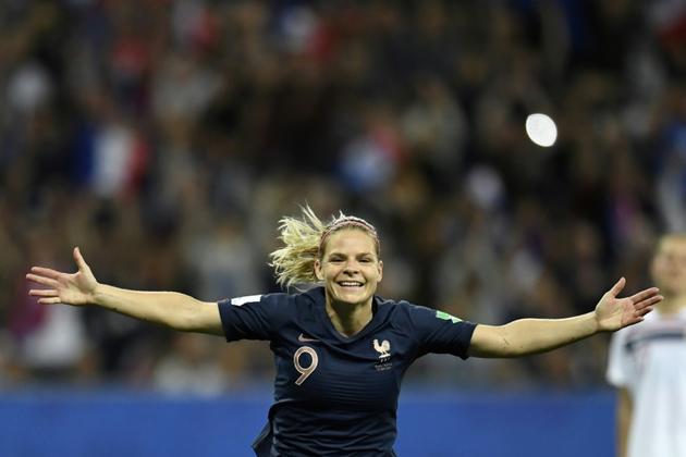 La joie de l'attaquante des Bleues Eugénie Le Sommer après avoir inscrit un but contre la Norvège au Mondial-2019, le 12 juin 2019 à Nice [CHRISTOPHE SIMON / AFP/Archives]
