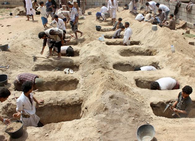 Des Yéménites creusent des tombes pour certains des 40 enfants tués dans un raid aérien de la coalition militaire menée par l'Arabie saoudite contre un bus à Dahyan dans une zone rebelle. Photo prise le 10 août 2018 [- / AFP/Archives]