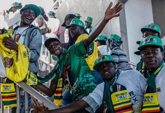 Partisans du président zimbabwéen Emmerson Mnangagwa, candidat à l'élection de lundi, 28 juillet 2018 [Jekesai NJIKIZANA / AFP]