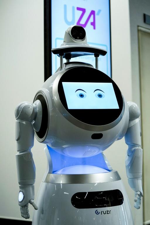 Un robot de la compagnie ZoraBots, capable de prendre la température des visiteurs, photographié le 29 mai 2020 à l'hôpital d'Anvers [Kenzo TRIBOUILLARD / AFP]