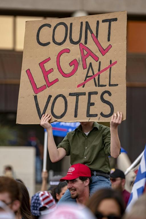 Des partisans de Donald Trump manifestent devant un centre électoral de Phoenix, dans l'Arizona, le 6 novembre 2020 [OLIVIER  TOURON / AFP]