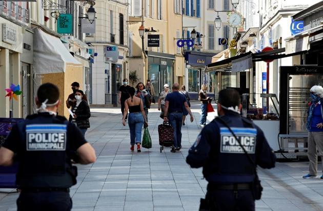 Des policiers municipaux patrouillent le 8 avril 2020 à Sceaux (Hauts-de-Seine) où tout déplacement est conditionné au port d'une protection couvrant le nez et la bouche [THOMAS COEX / AFP]