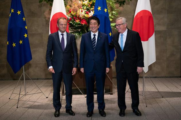 Le Premier ministre japonais Shinzo Abe (C), le président de la Commission européenne Jean-Claude Juncker (D) et le président du Conseil européen Donald Tusk (G), à Tokyo le 17 juillet 2018 [Martin BUREAU / POOL/AFP]