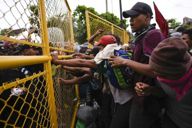 Des migrants tentent d'atteindre la frontière entre le Guatemala et le Mexique, à Ciudad Tecun Uman, au Guatemala, le 28 octobre 2018 [SANTIAGO BILLY / AFP]