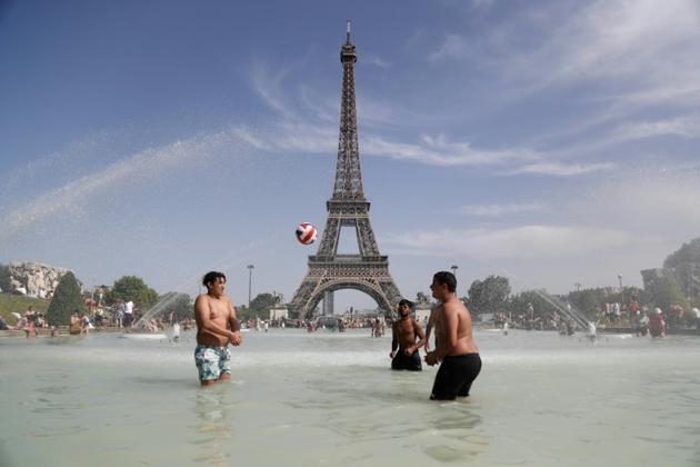 Partie de ballon dans la fontaine du Trocadéro à Paris le 28 juin 2019<br />
 [Zakaria ABDELKAFI / AFP]