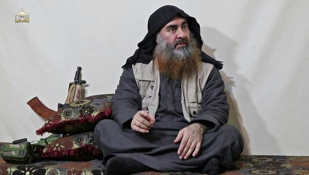Le chef du groupe Etat islamique (EI), Abou Bakr al-Baghdadi, dans une vidéo publiée par le media Al Furqan le 29 avril 2019, et tué lors d'un assaut américain en octobre 2019 [- / AL-FURQAN MEDIA/AFP/Archives]