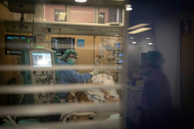 Des personnels soignants s'occupent d'un patient en réanimation à l'hôpital du Vall d'Hebron, le 1er avril 2020 à Barcelone [RICARDO GARCIA VILANOVA / AFP/Archives]