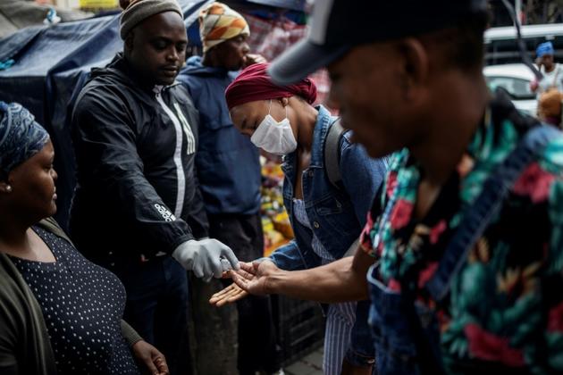 Distribution de désinfectant à Johannesburg le 18 mars 2020 [Michele Spatari / AFP]