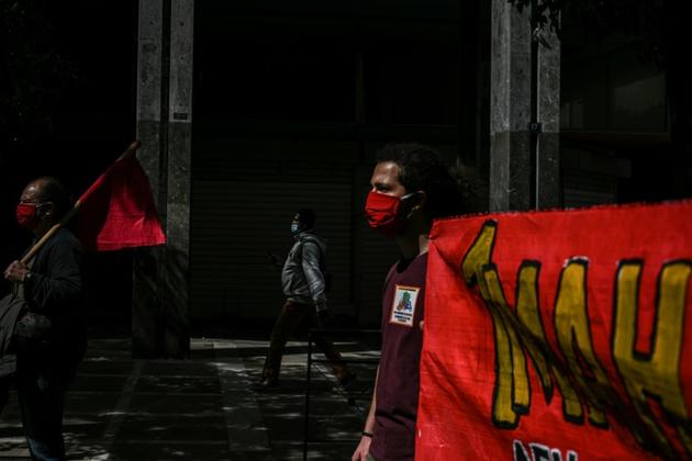 Des manifestants défilent à l'occasion de la Fête des Travailleurs, le 1er mai 2020, à Athènes [Aris MESSINIS / AFP]