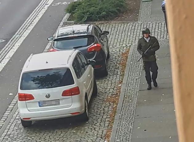 Un homme armé, suspecté d'être l'auteur d'une attaque contre la synagogue de Halle (Allemagne), sur une capture d'écran d'ATV-Studio Halle, le 9 octobre 2019 [Andreas Splett / ATV-Studio Halle/AFP]