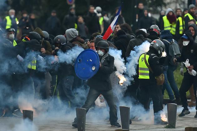 Les forces de l'ordre aspergent de gaz lacrymogène des "gilets jaunes" à Nantes, le 5 janvier 2019 [LOIC VENANCE / AFP]
