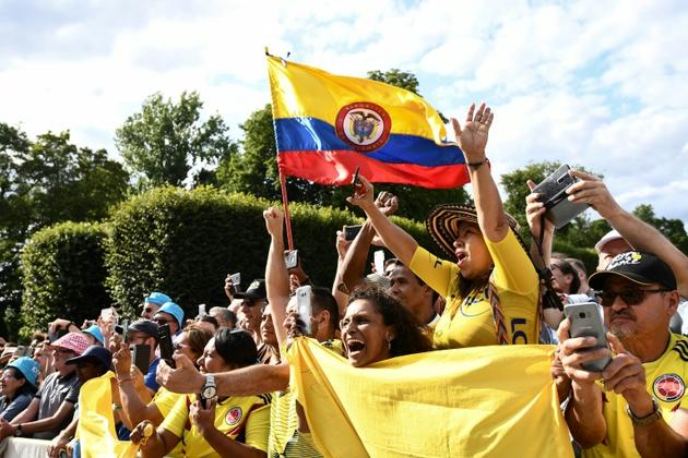 Les supporters colombiens lors du départ de la dernière étape du Tour de France à Rambouillet le 28 juillet 2019 [Anne-Christine POUJOULAT             / AFP]