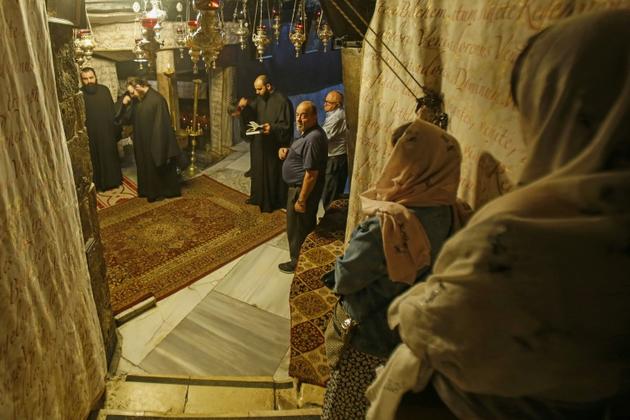 Des fidèles chrétiens prient dans l’église de la Nativité à Bethléem en Cisjordanie occupée après sa réouverture le 26 mai 2020 [Musa Al SHAER / AFP]