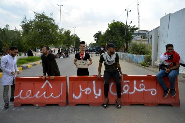 Des manifestants antigouvernementaux bloquent l'accès à un bâtiment officiel à Najaf, dans le centre de l'Irak, le 4 novembre 2019 [Haidar HAMDANI / AFP]