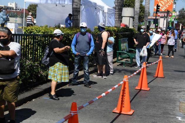 Des personnes font la queue pour un test du coronavirus à Los Angeles, Californie, le 10 août 2020<br />
 [Robyn Beck / AFP]