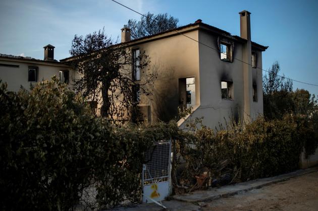 La maison familiale du réalisateur grec Theo Angelopoulos a pris feu, et avec elles les archives personnelles du cinéaste qui y étaient conservées [Angelos Tzortzinis / AFP]
