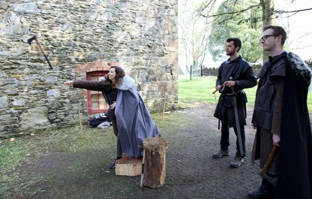 Le lancer de hache, l'une des activités proposées aux touristes fans de "Game of Thrones" qui visitent l'Irlande du Nord, site de tournage de la série, le 17 avril 2019 [PAUL FAITH / AFP]