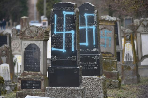 Les tombes du cimetière de Quatzenheim profanées le 20 février 2019 [Frederick FLORIN / AFP]