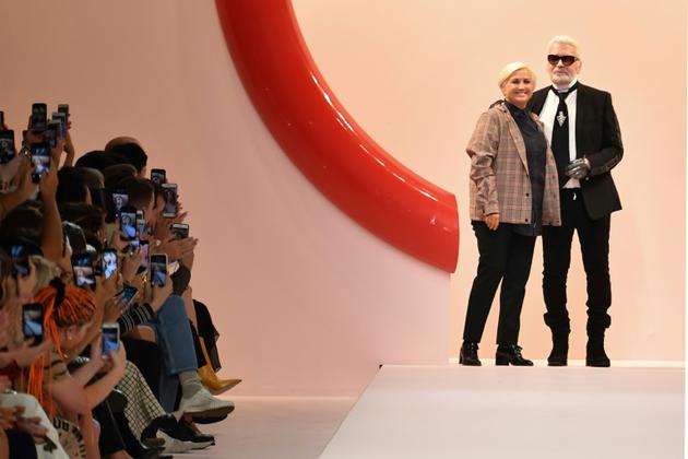 Karl Lagerfeld et Silvia Venturini, designers pour  Fendi des créations de la collection printemps/été 2019, à Milan le 20 septembre 2018 [Andreas SOLARO / AFP]