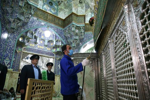 Un Iranien désinfecte le sanctuaire de Fatima Masoumeh à Qom, dans le centre de l'Iran, le 25 février 2020 [MEHDI MARIZAD / FARS NEWS AGENCY/AFP/Archives]
