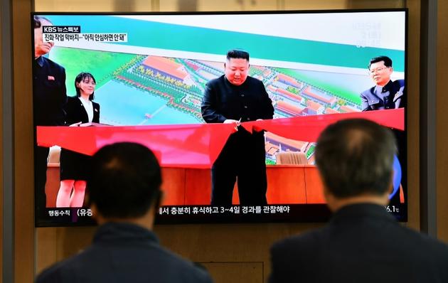 Des Sud-Coréens regardent à la télévision des images du leader nord-coréen Kim Jong Un, le 2 mai 2020 dans une gare de Séoul [Jung Yeon-je / AFP]