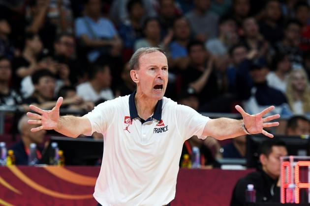 Le sélectionneur de l'équipe de France de basket Vincent Collet donne des instructions lors de la demi-finale du Mondial de basket contre l'Argentine, le 13 septembre 2019 à Pékin [Greg Baker / AFP]