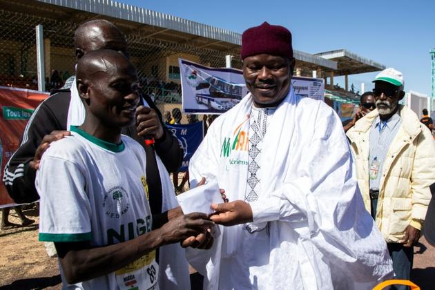 Le Nigérien Rabé Hassaou, vainqueur du premier Marathon du Niger, est félicité le 2 décembre 201 à Agadez.<br />
 [Nora Schweitzer / AFP]