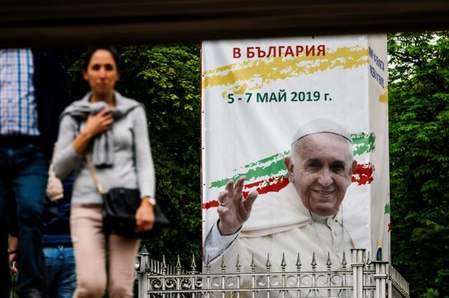 Une affiche annonçant la visite du pape François en Bulgarie, le 4 mai 2019 à Sofia [Dimitar DILKOFF / AFP]