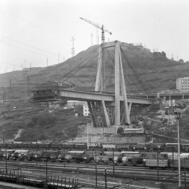 Photo d'archive prise en 1965 et transmise le 16 août 2018 par le Studio Leoni, qui montre la construction du viaduc Morandi à Gênes [Handout / STUDIO LEONI/AFP]