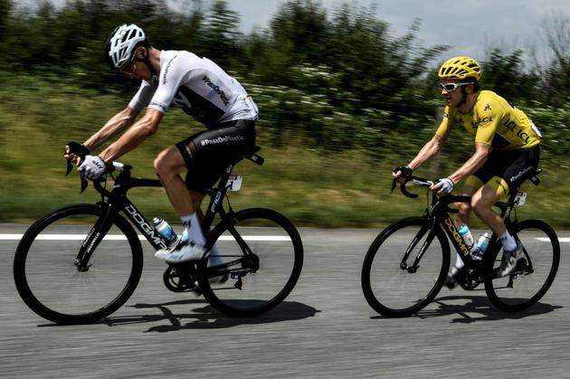 Les coureurs de la Sky Chris Froome (g) et le maillot jaune Geraint Thomas lors de la 19e étape du Tour de France entre Lourdes et Laruns, le 27 juillet 2018      [Philippe LOPEZ / AFP]