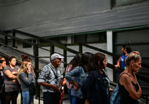 Des personnes font la queue devant un centre de distribution de bons alimentaires, à Lomas de Zamora, près de Buenos Aires, le 31 janvier 2020 en Argentine [RONALDO SCHEMIDT / AFP/Archives]