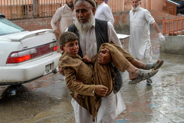 Un jeune garçon blessé dans l'attentat contre une mosquée qui a fait des dizaines de morts le 18 octobre 2019 dans l'est de l'Afghanistan<br />
 [NOORULLAH SHIRZADA / AFP]