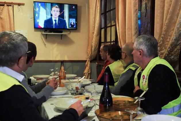Des "gilets jaunes" écoutent l'allocution d'Emmanuel Macron, le 10 décembre 2018 à Fay-au-Loges, près d'Orléans [GUILLAUME SOUVANT / AFP]