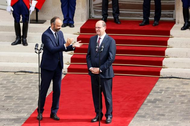 L'ex-Premier ministre Edouard Philippe applaudit son successeur Jean Castex, dans la cour de l'Hôtel Matignon, le 3 juillet 2020 [Thomas SAMSON<br />
 / POOL/AFP]