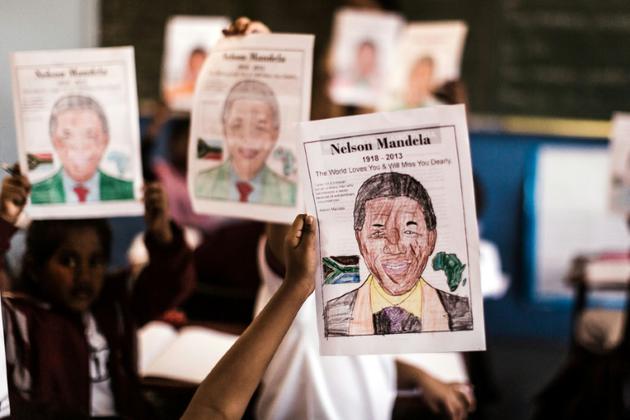 Les enfants d'une école primaire brandissent leurs dessins à l'occasion du 100e anniversaire de la naissance de Nelson Mandela, le 18 juillet 2018 à Durban [RAJESH JANTILAL / AFP]