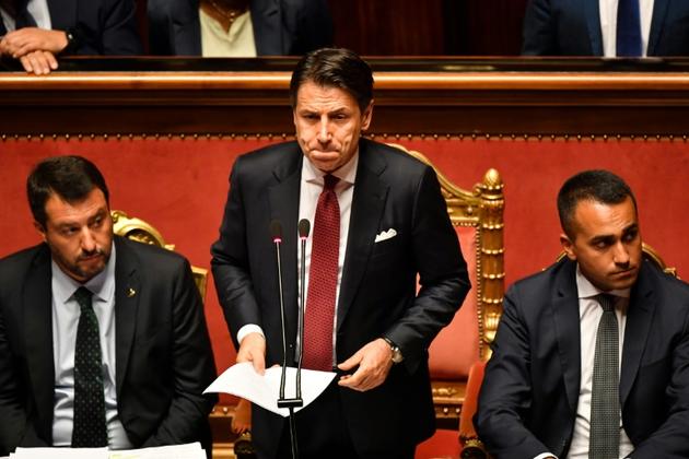 Le Premier ministre italien Giuseppe Conte (centre) entouré de ses deux vice-Premiers ministres: Matteo Salvini (gauche) et Luigi Di Maio (droite) le 20 août 2019 au Sénat à Rome [Andreas SOLARO / AFP]
