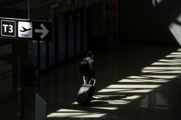 Un voyageur traverse le Terminal T3 à l'aéroport de Rome Fiumicino le 3 juin 2020<br />
 [Filippo MONTEFORTE / AFP]